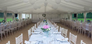 Sala za venčanje sa belim dekorom