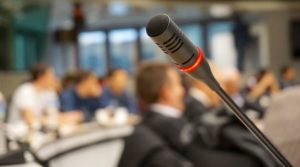 MIkrofon u konferencijskoj sali