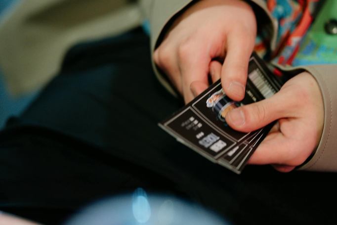 Čovek drži karte u rukama.