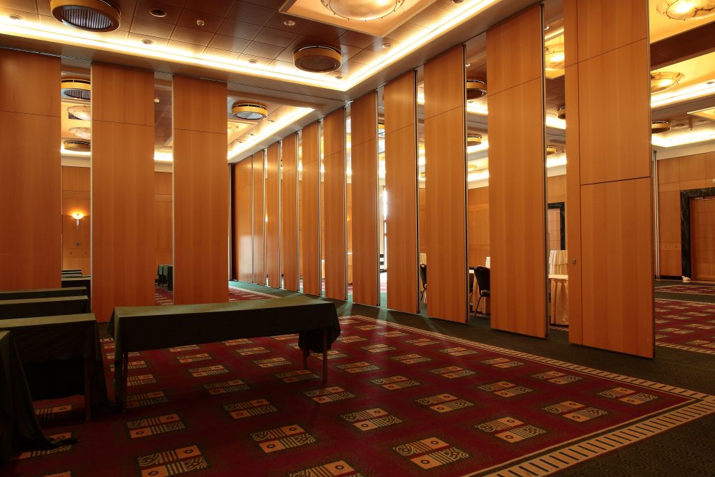 Prostrana sala sa zlatnim panelima i pregradama.